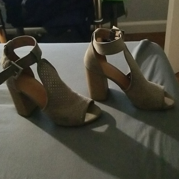 Heels - Picture 2 of 4